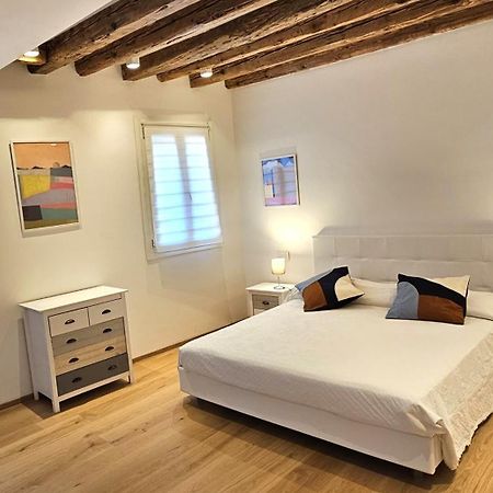 Small Villa With Private Garden Venesia Bagian luar foto