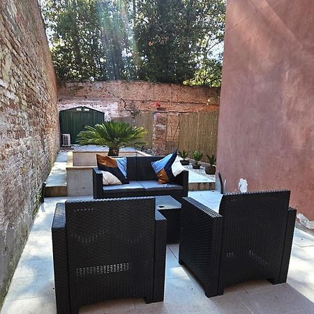 Small Villa With Private Garden Venesia Bagian luar foto