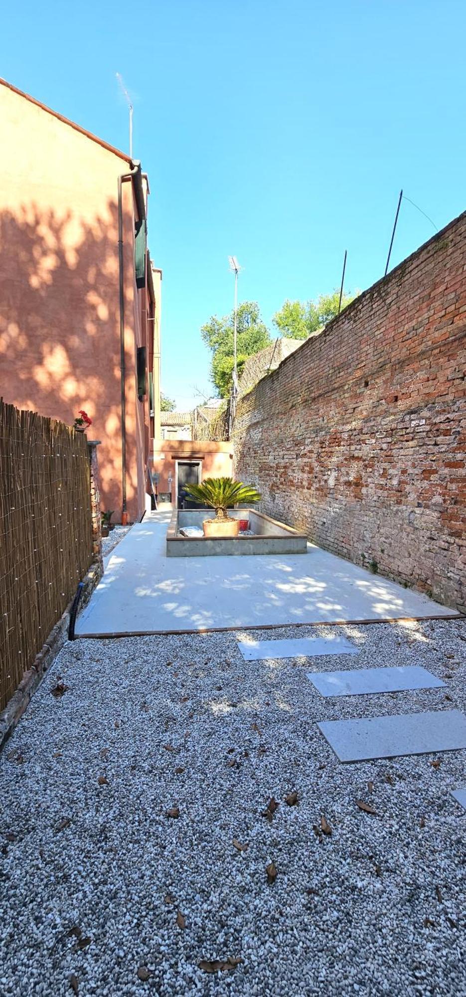 Small Villa With Private Garden Venesia Bagian luar foto