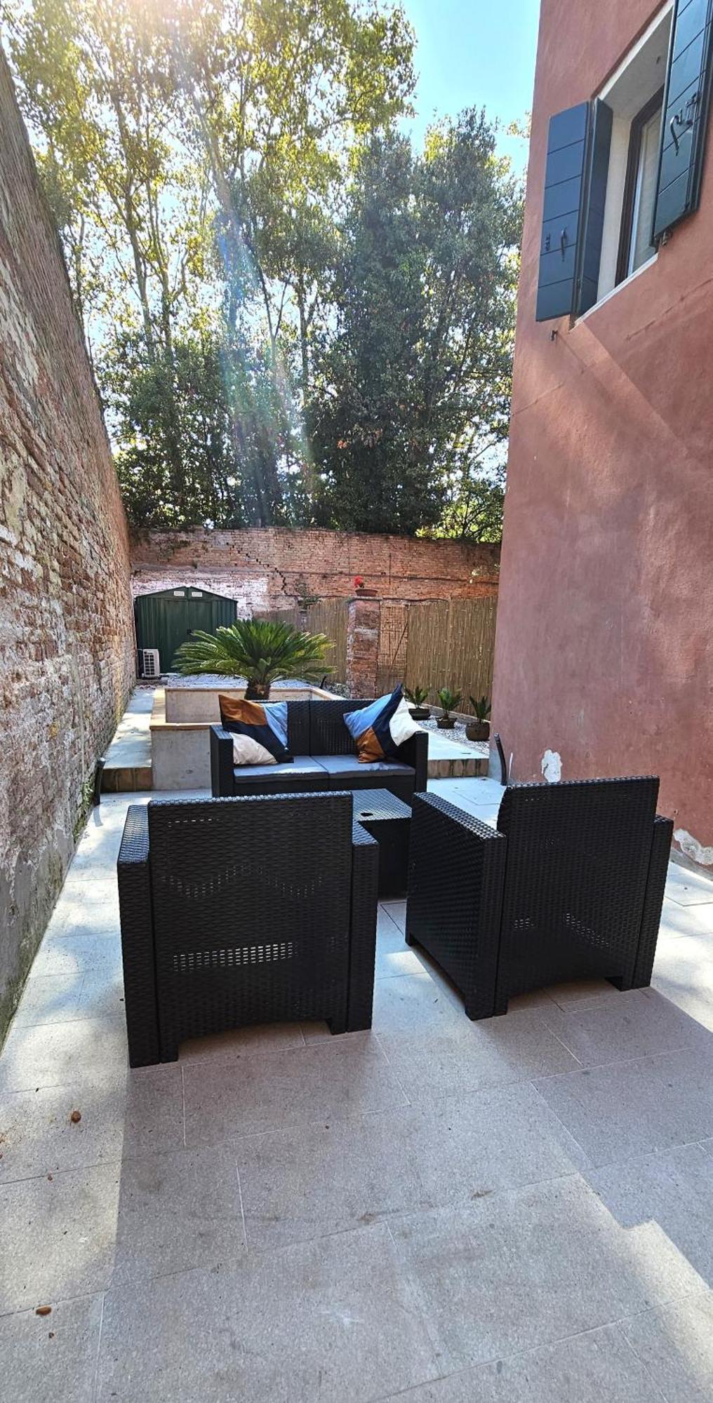 Small Villa With Private Garden Venesia Bagian luar foto